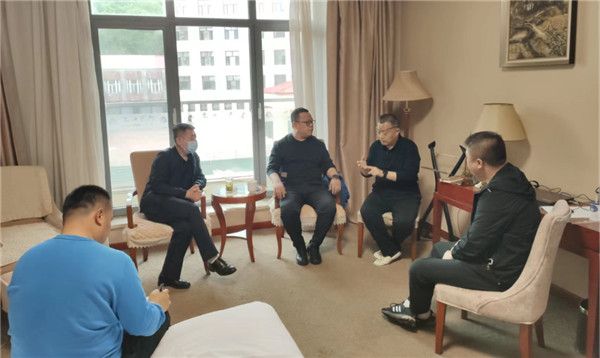 山東科技大學(xué)實(shí)用礦山壓力研究中心主任石永奎教授、郝建博士應邀赴龍煤雙鴨山礦業(yè)集團進(jìn)行技術(shù)交流